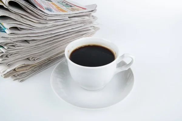 クローズ アップのコーヒーのカップと新聞のスタック — ストック写真