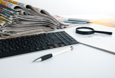 Gazeteler ve klavye yakın çekim yığını