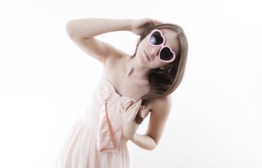 pembe elbiseli genç kız