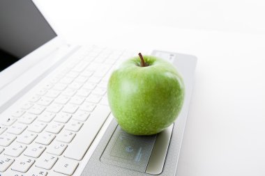 Yeşil elma laptop klavye