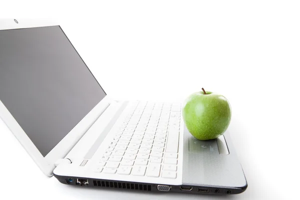 Groene appel op laptop toetsenbord — Stockfoto