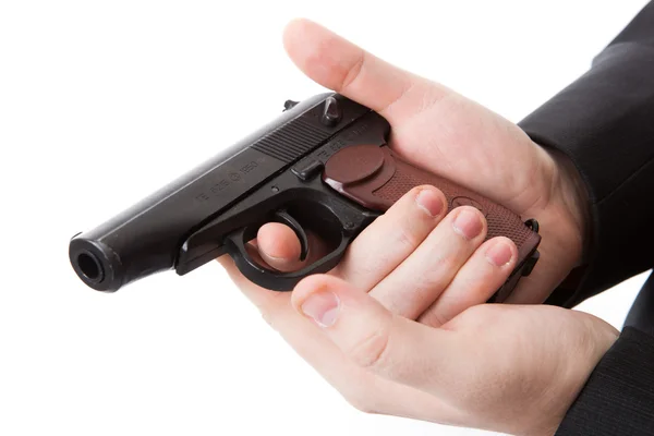 La mano del hombre sosteniendo una pistola Makarov 2 — Foto de Stock