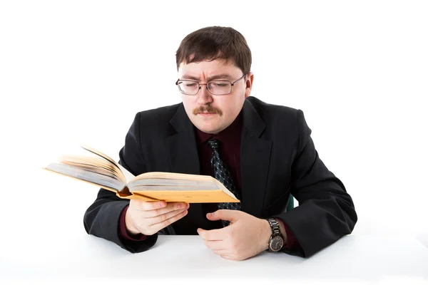 Homem lendo um livro — Fotografia de Stock