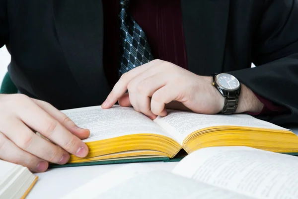 Mann liest ein Buch — Stockfoto