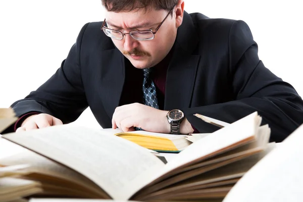 Homem lendo um livro — Fotografia de Stock