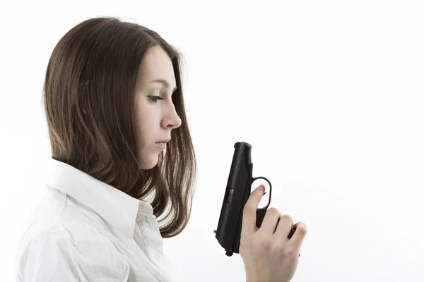 Chica joven sosteniendo una pistola — Foto de Stock