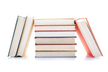Beyaz üzerine kitap yığını