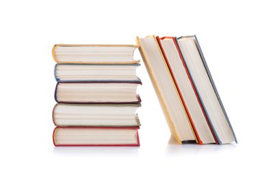 Beyaz üzerine kitap yığını