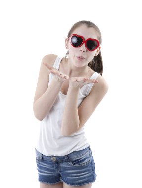 şort ve tişört beyaz zemin üzerine genç kız