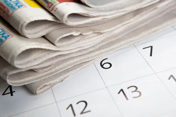 Pila di giornali e calendario — Foto Stock