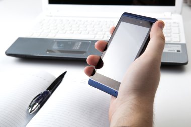 notebook klavye ve smartphone yakın insan parmak