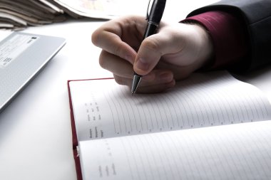 adam yazılı eser için hazırlanıyor