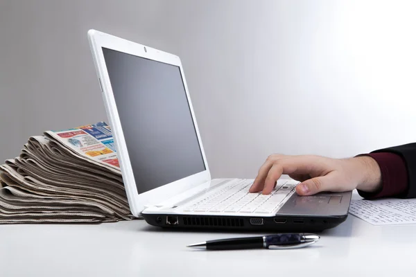 Menselijke hand op de laptop toetsenbord 6 — Stockfoto