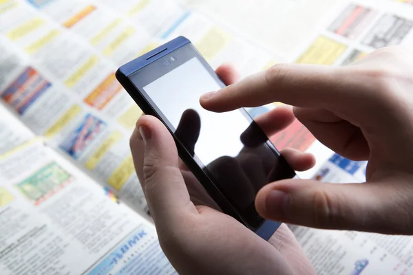 Mann arbeitet im Büro am Smartphone — Stockfoto