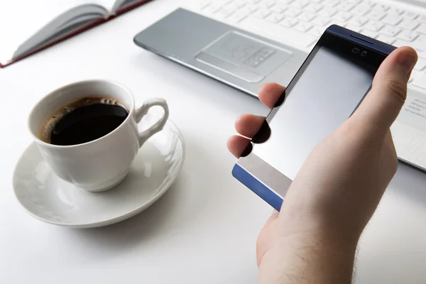 Mänskliga fingrar nära anteckningsboken klaviatur och smartphone — Stockfoto