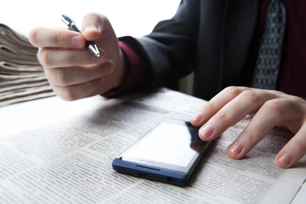 Man aan het werk op een smartphone in office — Stockfoto