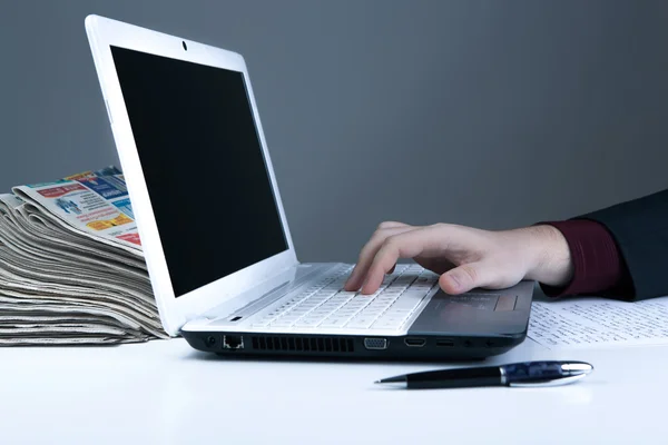 Menselijke hand op de laptop toetsenbord 6 — Stockfoto
