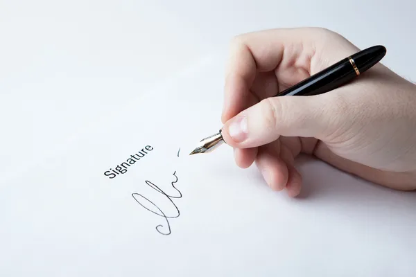 Pero v jeho ruce a podpis — Stock fotografie