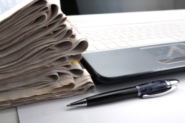 Gazeteler ve klavye yakın çekim yığını