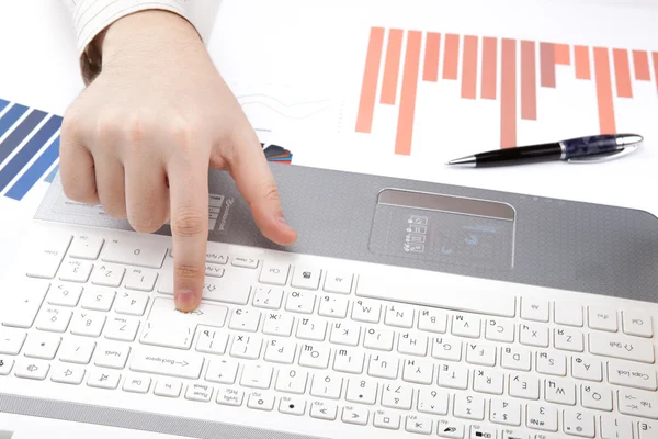 Manos humanas en el teclado portátil — Foto de Stock