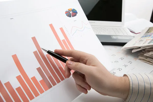 Arbeit beim Studium des Diagramms im Büro — Stockfoto