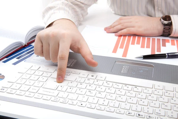 Mãos humanas no teclado do notebook — Fotografia de Stock