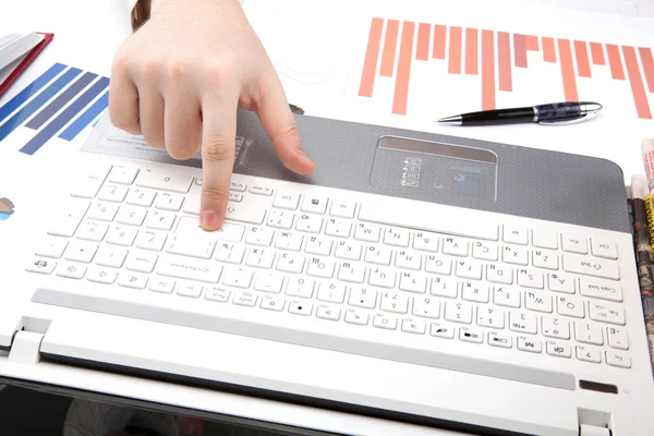 Mãos humanas no teclado do notebook — Fotografia de Stock