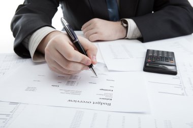 kalem tutan işadamı ve bütçe sayar