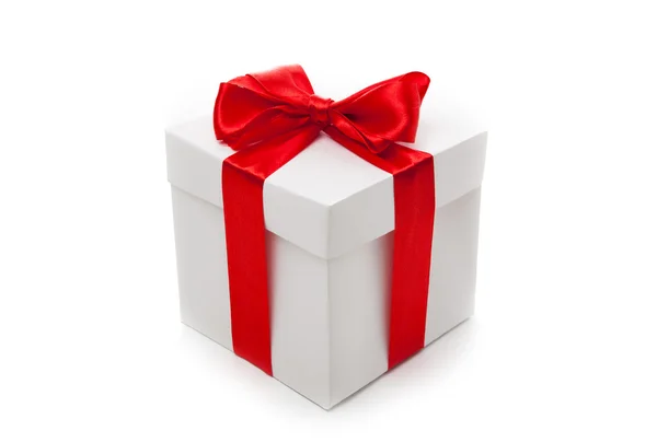 Caja de regalo blanca con cinta roja — Foto de Stock