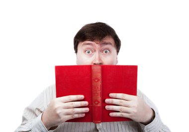 açık bir kırmızı kitap tutan stres adamı