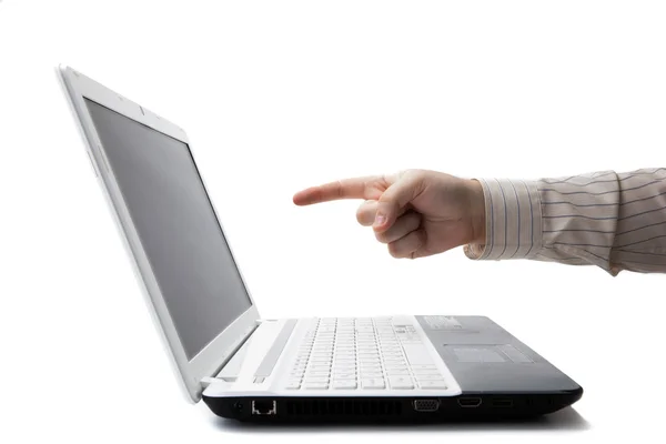 Рука людини тримає палець на ноутбуці — стокове фото