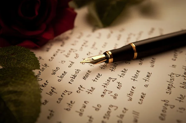 Wieczne pióro na tekst arkusz papieru z różą — Zdjęcie stockowe
