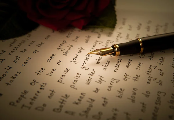 Wieczne pióro na tekst arkusz papieru z różą — Zdjęcie stockowe