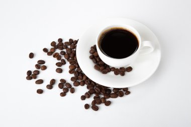 siyah kahve kavrulmuş kahve çekirdekleri ile