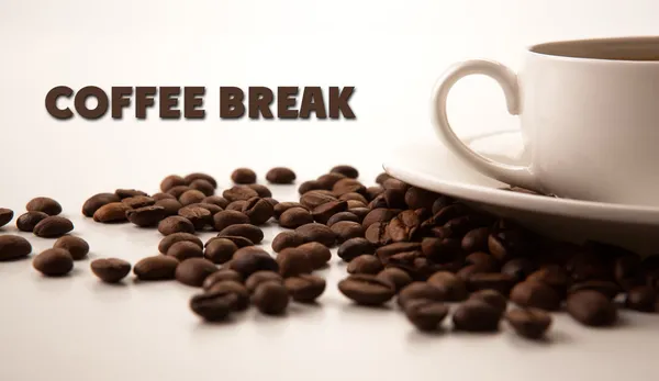 Xícara de café preto com grãos de café torrados com título café b — Fotografia de Stock