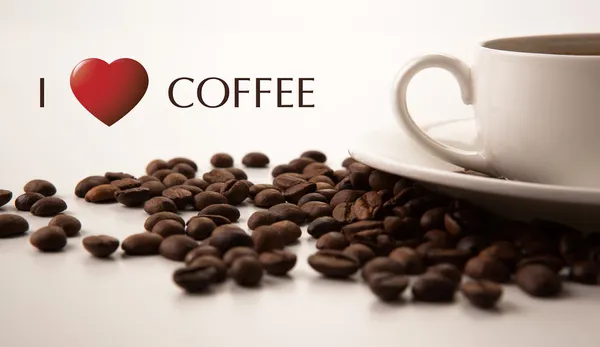 Taza de café negro con granos de café tostados con título I love c — Foto de Stock
