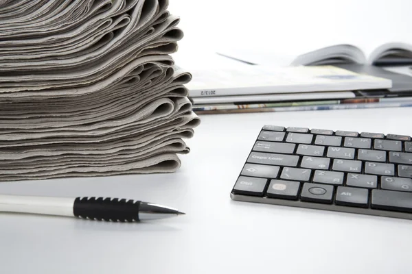 Pila de periódicos y teclado — Foto de Stock