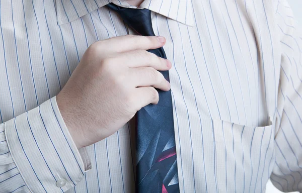 El iş adamı kravatını düzeltiyor. — Stok fotoğraf