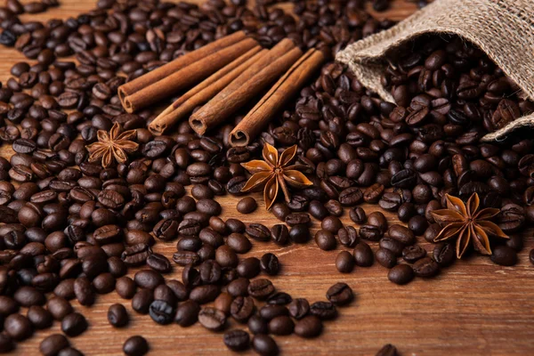 Café tostado y palitos de canela — Foto de Stock