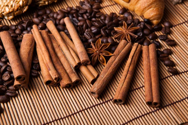 Rostat kaffe och kanel pinnar — Stockfoto