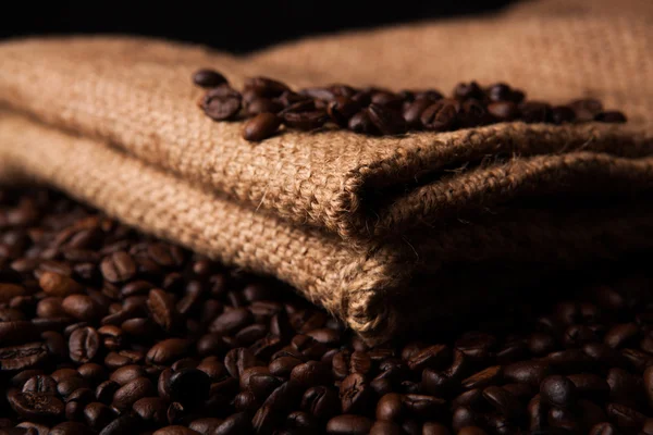 Grãos de café torrados e saco de café close-up — Fotografia de Stock