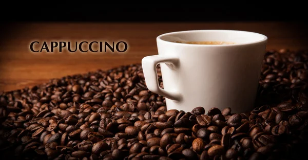 Tasse schwarzen Kaffee mit gerösteten Kaffeebohnen — Stockfoto