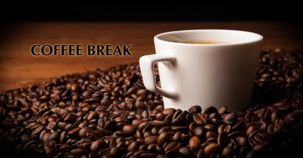 Taza de café negro con granos de café tostados con el título de café b — Foto de Stock