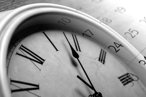 Relógio de cara e folha de um calendário com o número de dias — Fotografia de Stock