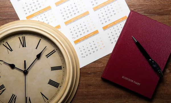 Dagboek met grote pen op de eiken Bureau — Stockfoto