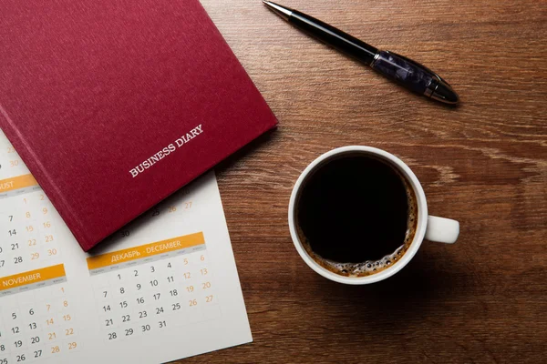 Dagboek met grote pen op de eiken Bureau — Stockfoto