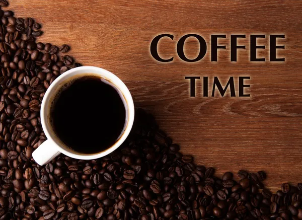 Tasse schwarzen Kaffee mit gerösteten Kaffeebohnen mit Titel Kaffee t — Stockfoto