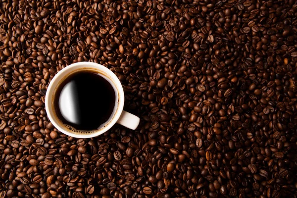 Siyah kahve kavrulmuş kahve çekirdekleri ile — Stok fotoğraf