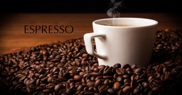 Kopje zwarte koffie met geroosterde koffie bonen — Stockfoto