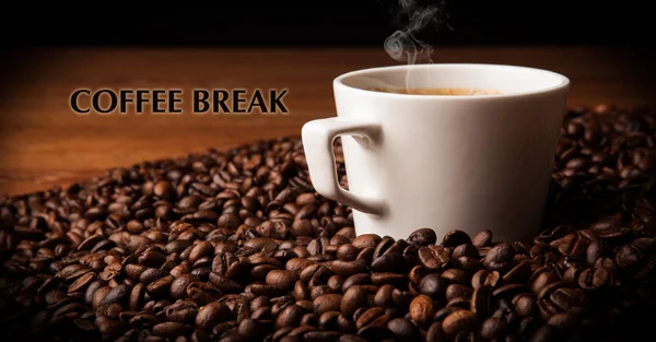 Xícara de café preto com grãos de café torrados com título café b — Fotografia de Stock